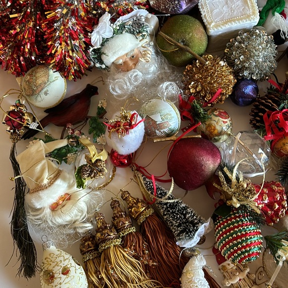 84 Christmas tree ornaments, 2 garlands - Picture 7 of 12